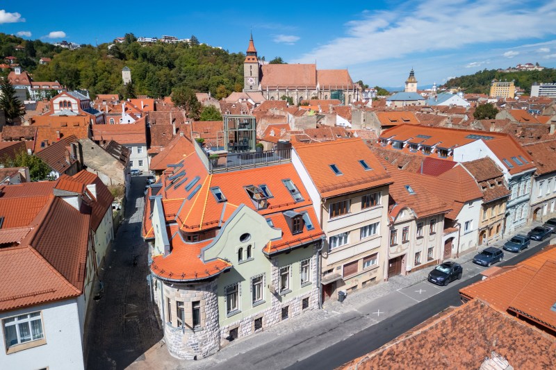 Schuster Boarding House: O bijuterie arhitecturală la poalele Tâmpei, pusă în valoare de ferestrele și balcoanele de mansardă VELUX