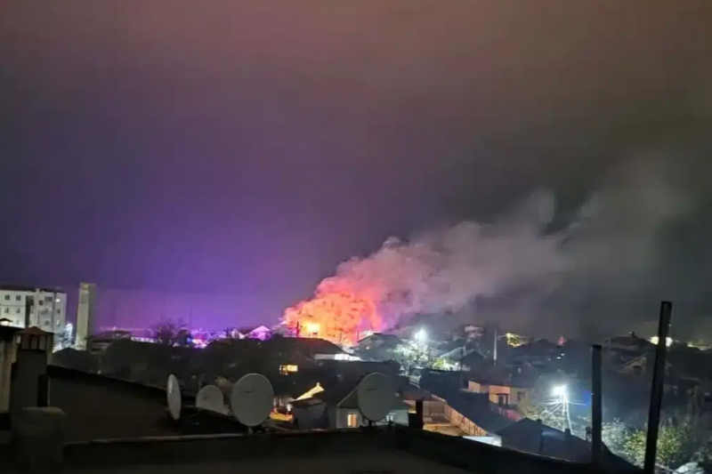VIDEO Incendiu puternic la o pensiune din Mahmudia, județul Tulcea, unde se aflau zeci de turiști și angajați