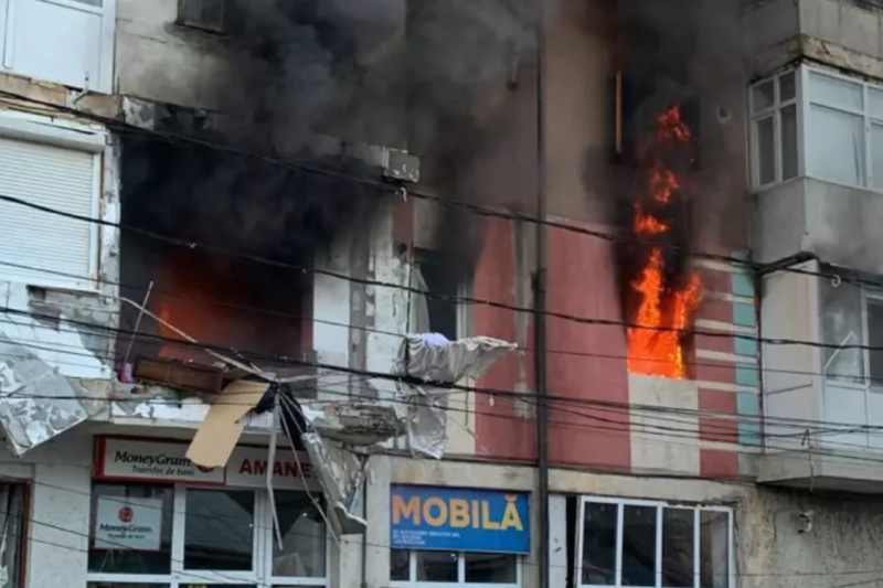 VIDEO Explozie într-un bloc din județul Brăila: „S-a auzit o bubuitură puternică şi au sărit geamurile. Am zis că e bombardament.” Deflagrația a fost urmată de incendiu