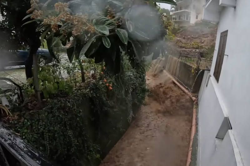 VIDEO Inundații în Thassos, destinație preferată de mulți români. Drumurile au cedat sub presiunea apei. Mașini târâte de viitură și case inundate