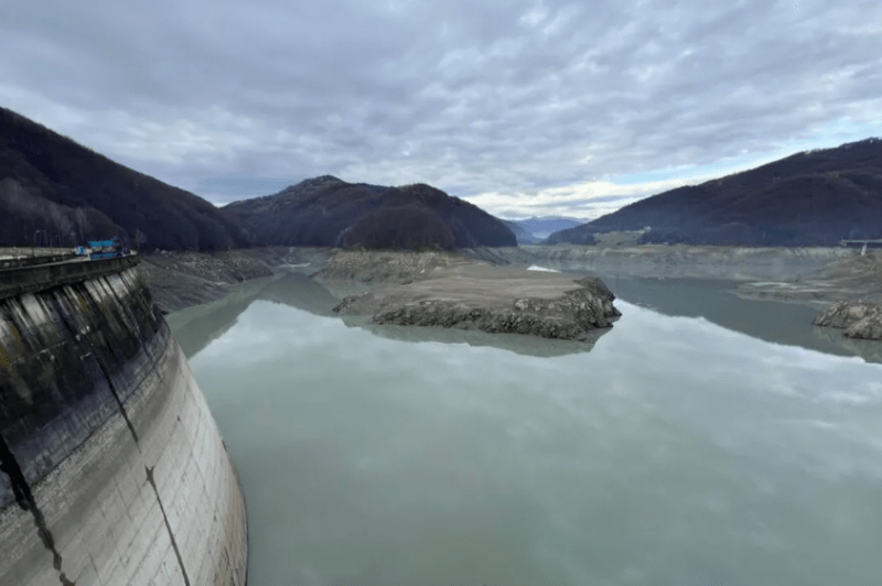 VIDEO Administraţia Naţională Apele Române cere declararea stării de urgență în Prahova, unde zeci de mii de oameni au rămas fără apă potabilă. Situaţia ar putea dura încă trei zile