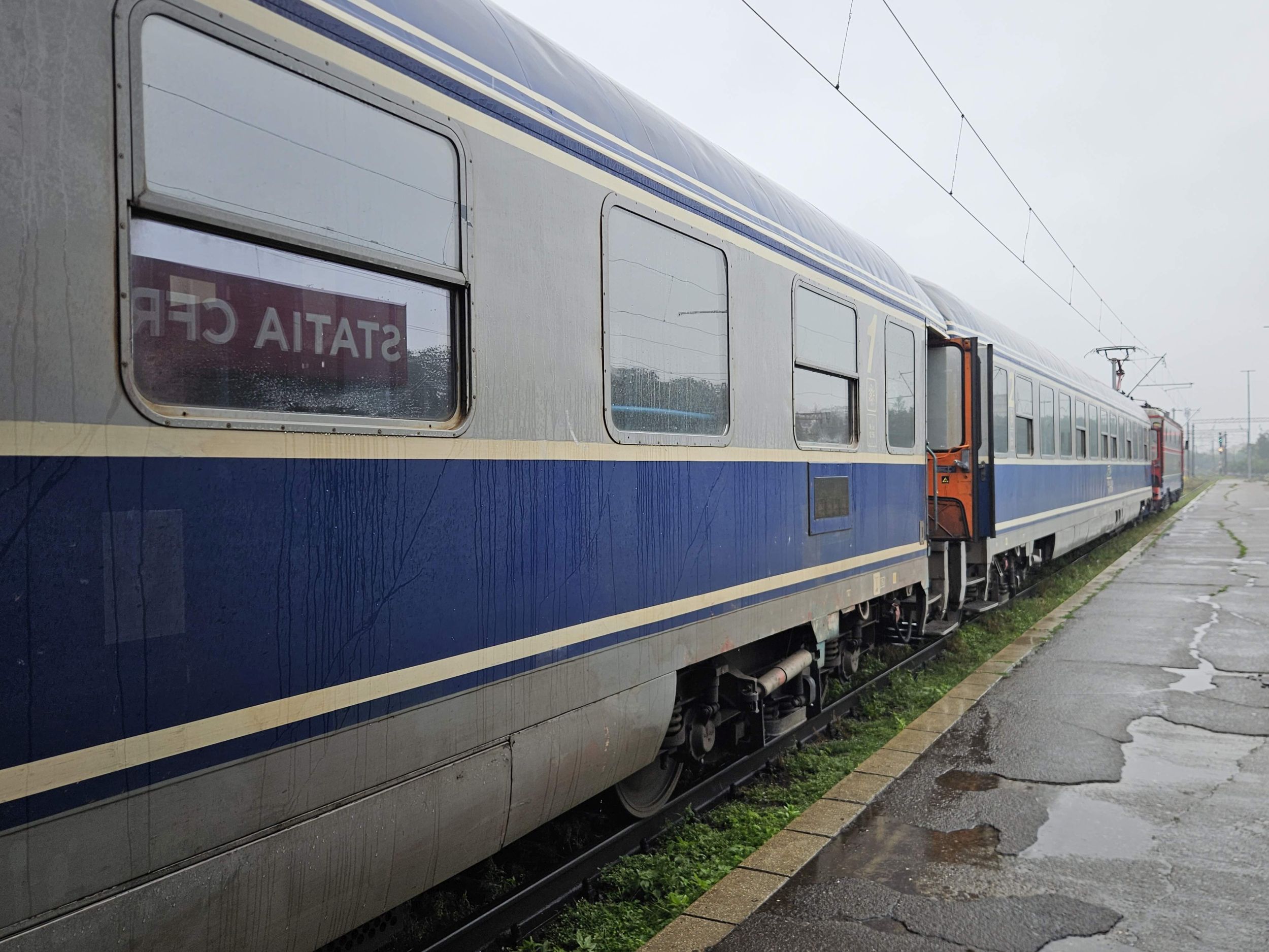 Circulația feroviară se închide total timp de două săptămâni în zona Craiovei, iar pasageri vor fi transferați cu microbuzele. Ce trenuri sunt anulate