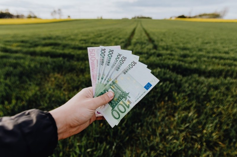 4 pași simpli care îți pot aduce un viitor financiar mai stabil