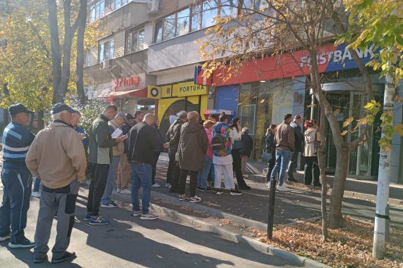 Probleme la preluarea First Bank de către Intesa Sanpaolo: Clienții nu și-au putut folosi mai multe zile conturile și cardurile bancare. Cozi și oameni nervoși în sucursale