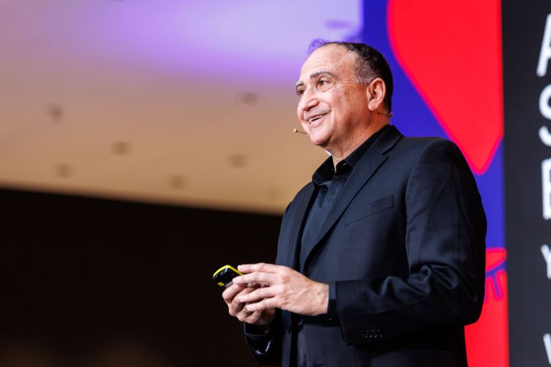 Yossi Matias, vicepreședinte și unul dintre cei mai importanți șefi de la Google, este născut în Israel, dar spune că ”rădăcinile mele sunt aici”, într-un oraș din România. Ce crede despre viitorul Inteligenței Artificiale