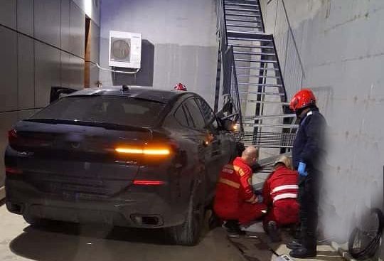 Doi bărbați în scaun cu rotile și o asistentă, loviți de mașină în parcarea unui centru medical. O persoană a murit