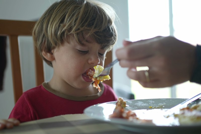 9 greșeli frecvente în alimentația copiilor pe care le fac părinții și soluțiile sănătoase prin care le pot repara