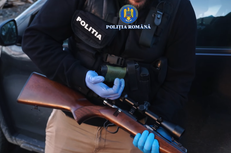 VIDEO Colet cu arme letale expediat din Spania în Bistriţa-Năsăud, printr-o firmă de curierat. Doi bărbați au fost reținuți