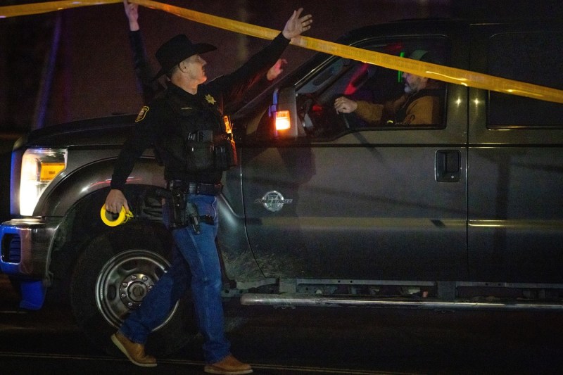 Petrecerea unui copil s-a transformat într-o tragedie. 14 persoane împușcate, 4 au murit, în California