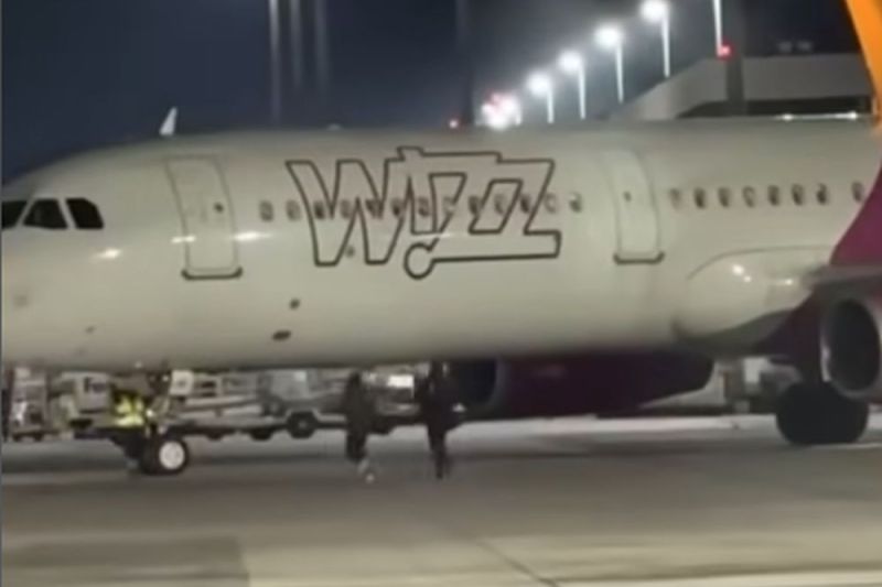 După precedentul creat de români, trei britanici au fugit după avion, tot pe pista aeroportului din Koln