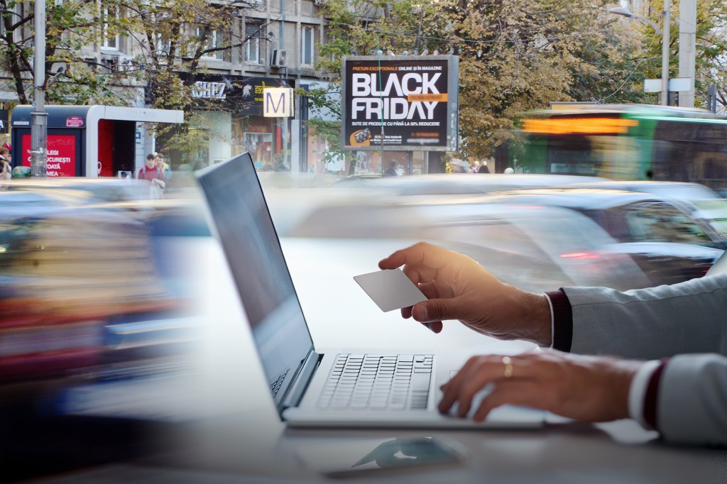 Black Friday în România. Foto: Profimedia, Shutterstock. Colaj: Ion Mateș