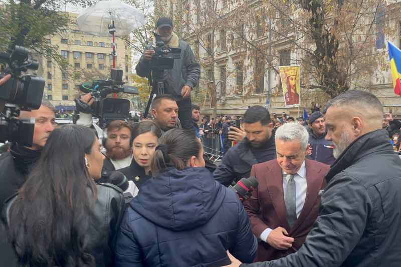 VIDEO Călin Georgescu, prezent la primul termen în dosarul pentru propagandă legionară. Așteptat cu melodii patriotice și religioase de susținători, el s-a apărat: „Libertatea de exprimare ne-a fost anulată”