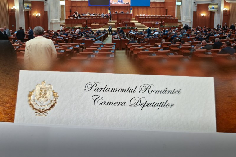 Cărți de vizită ale deputaților. Surse foto: Facebook, Dreamstime