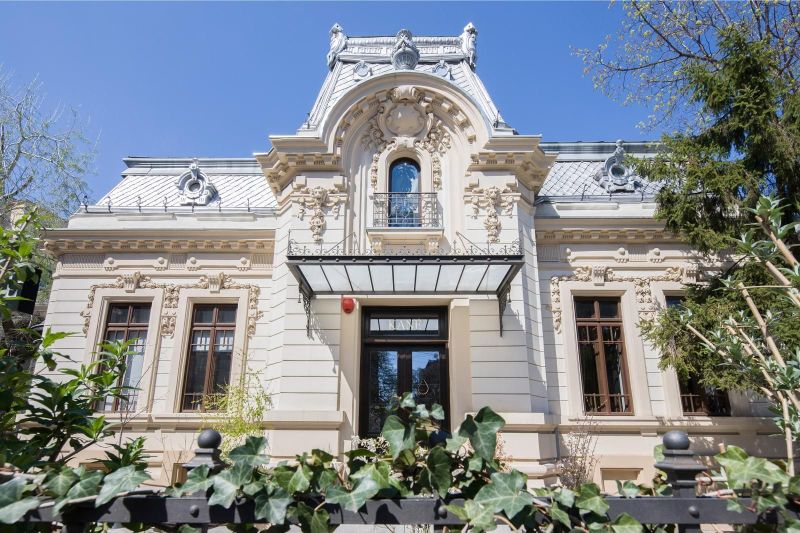 Superba casă cu marchiză de pe strada Dianei  s-a întors la viață. A fost reședința generalului Argeșanu, fost prim-ministru asasinat de legionari