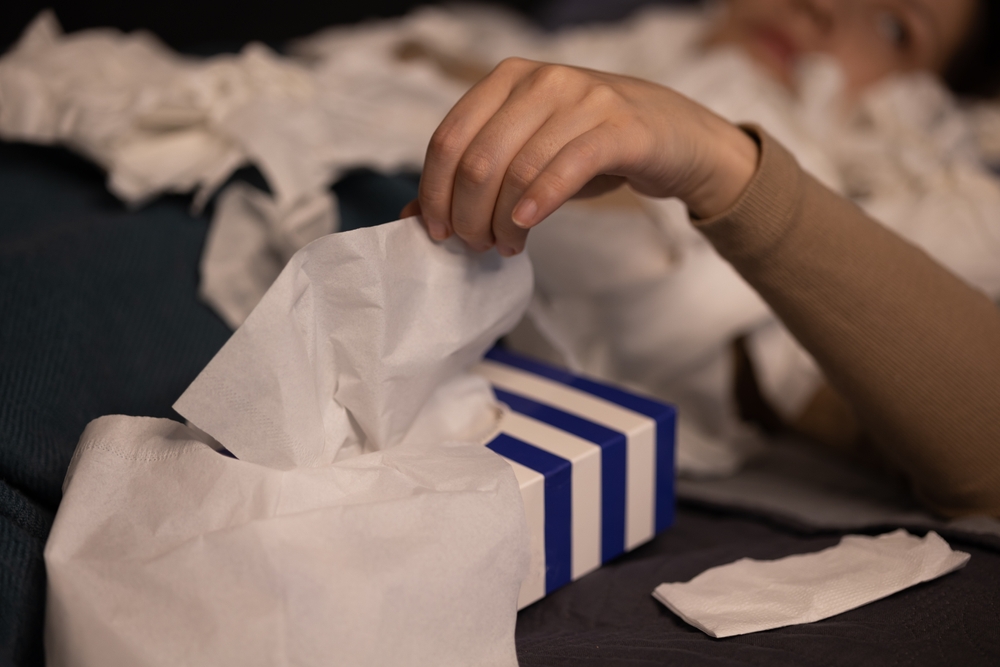 Virusurile gripale supraviețuiesc chiar și pe suprafețe moi, precum așternuturile și hainele. FOTO: Shutterstock