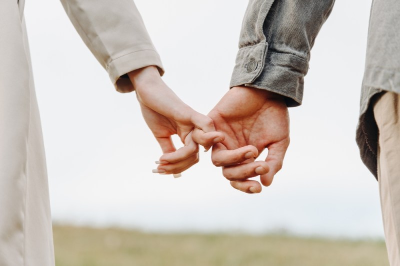 La început, energia cuplului este concentrată aproape integral pe relație. Odată cu trecerea anilor, apar responsabilități, presiuni profesionale, rutină. FOTO: Shutterstock