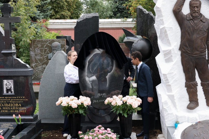Un oficial rus, ținta unui asasinat într-un cimitir din Moscova, susține FSB. O vază-capcană, folosită în presupusul atentat