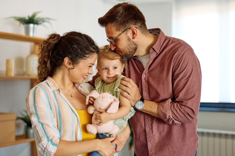 Sunt dezavantajați copiii singuri la părinți? Ce arată cercetările și 4 recomandări pentru o relație sănătoasă