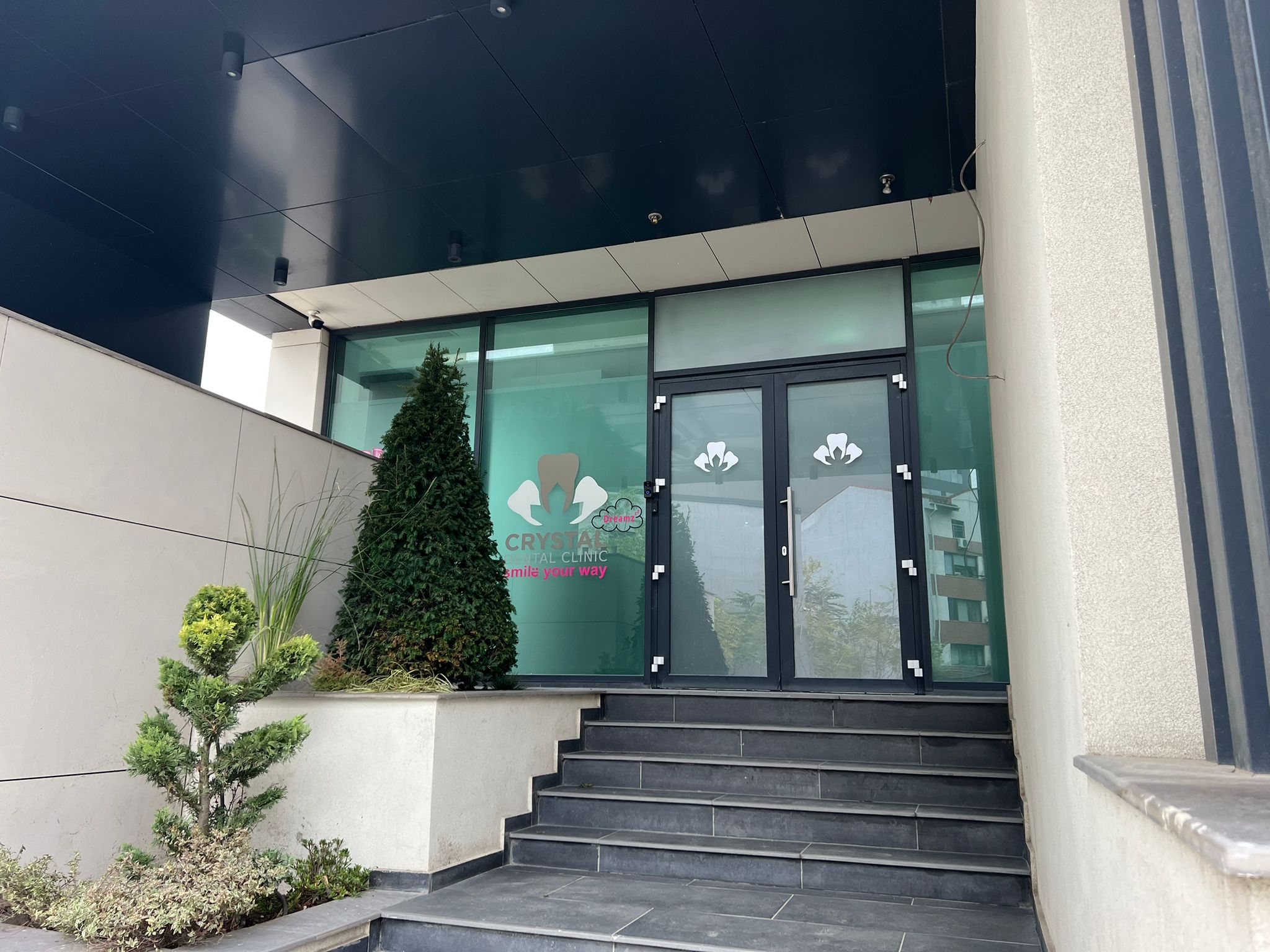 Clinica stomatologică din București unde a murit o fetiță de 2 ani reacționează la acuzațiile ministrului Sănătății că nu avea autorizații pentru procedurile de sedare profundă