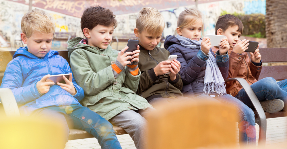 Tăcerea copiilor din era digitală: fiecare în conversația lui. Astăzi, copiii nu se mai pierd în parc. Se pierd în online. FOTO: Shutterstock
