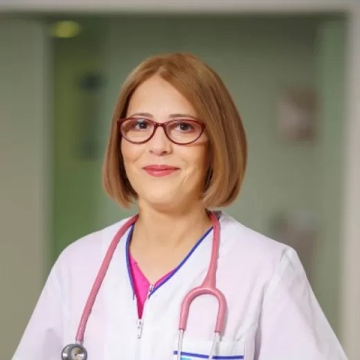Copiii pot „duce pe picioare” pneumonii. Dr. Nicoleta Dumitru, pneumolog pediatru MedLife, explică semnele pe care părinții nu trebuie să le ignore