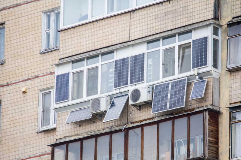Panouri fotovoltaice pe balcon. Cât te costă și cât economisești la factura de energie, dar și ce obligații ai ca să nu provoci un incendiu