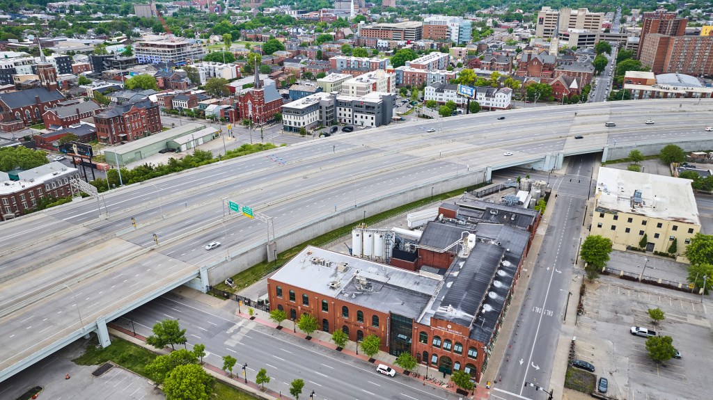 Autostradă suspendată în Louisville, Kentucky. Foto: Nick Klein | Dreamstime.com