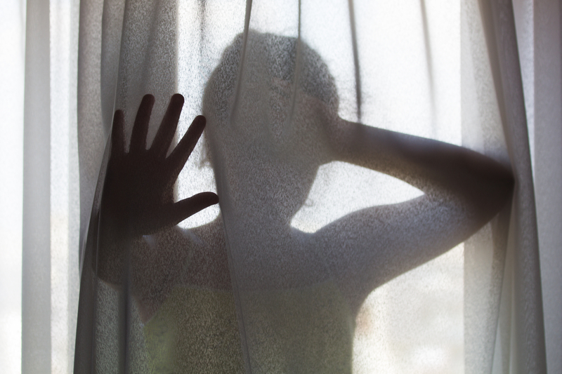 Băiat de 15 ani torturat într-un apartament de alți trei copii, doi băieți și fată, în Italia. L-au ademenit pretinzând că sunt prietenii lui, iar „el era fericit”