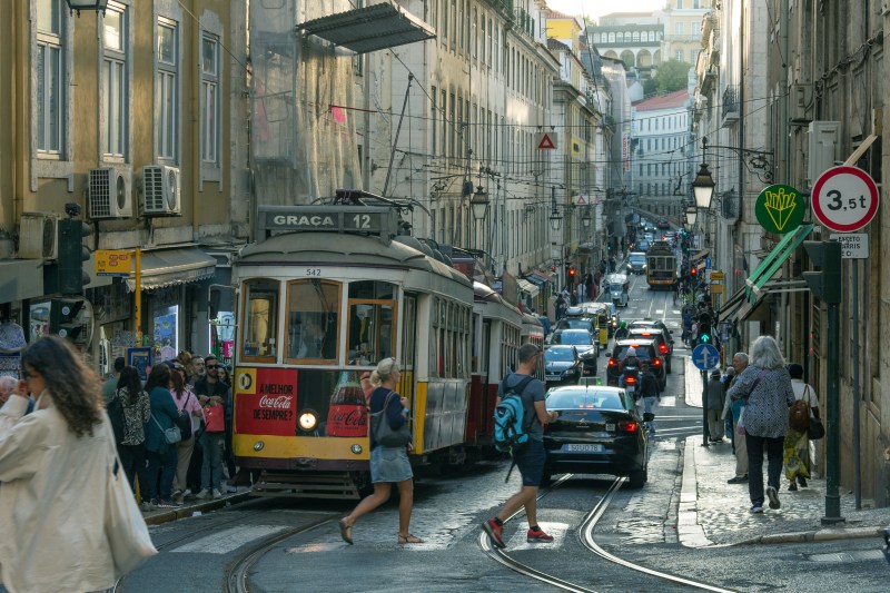 Stradă din Lisabona. Foto: Alena Zharava | Dreamstime.com