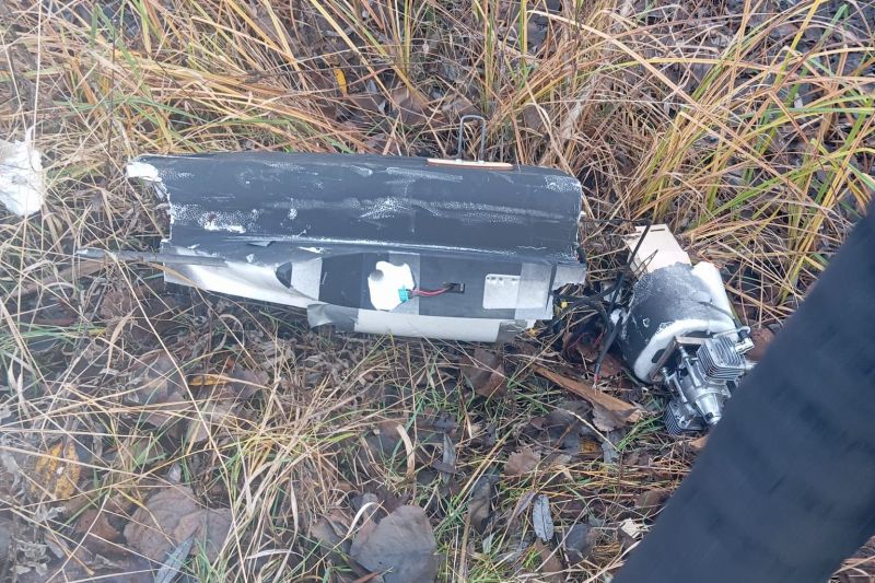 Bucăți de dronă au fost găsite de un localnic din Vrancea, în curtea sa, la aproape 50 de km de granița României. MApN le-a ridicat și face verificări