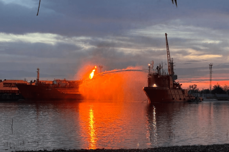 VIDEO Incendiul la nava cu GPL lovită de ruși cu dronă pe Dunăre a fost stins / Locuitorii evacuați din Ceatalchioi și Plauru se pot întoarce acasă