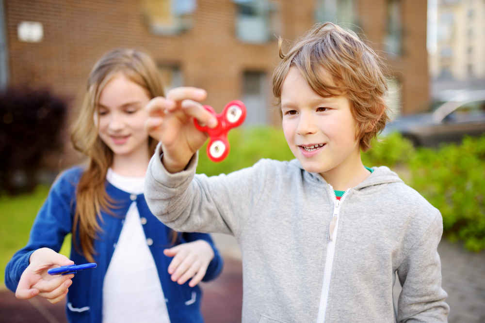 Copiii cer fidget spinnere, pixuri, kendame, păpuși Labubu — tot ce e nou și pe val. Dar consumerismul le poate aduce anxietate. Și nu e de glumit! FOTO: Shutterstock