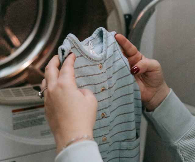 Ce trebuie să știi înainte să alegi detergentul pentru hainele bebelușului