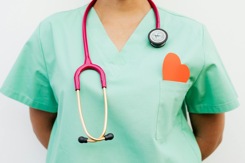 Cum influențează îmbrăcămintea medicală percepția pacientului – între empatie și profesionalism