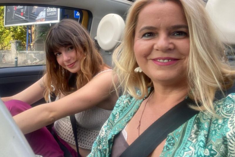 „Dacă rămâi în România după liceu, te întreții singură. Dacă pleci la studii în străinătate, doi ani te întrețin eu”. Visul neîmplinit al unei mame, o șansă pentru fiica ei