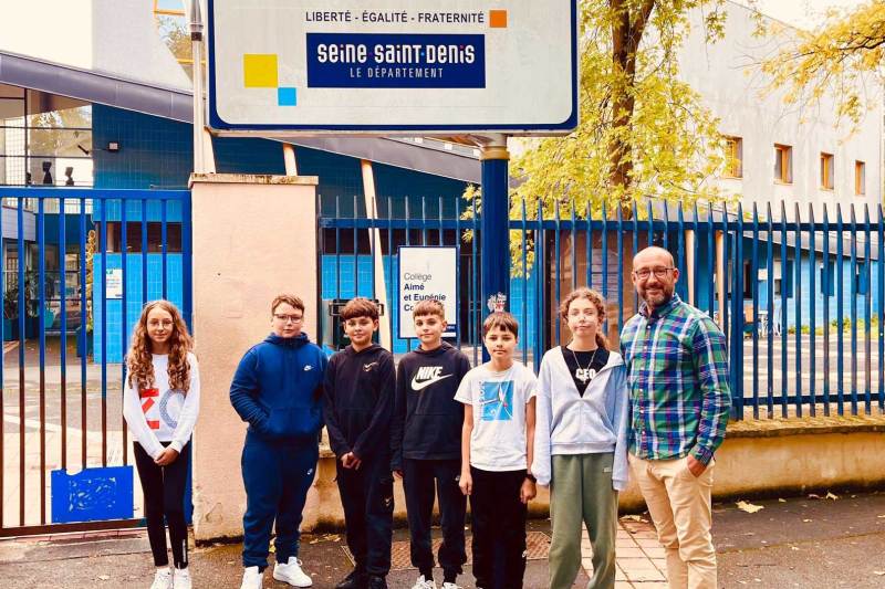 Profesorul Alexandru Mardale, alături de elevii înscriși la cursul de limbă română de la Collège Aimé et Eugenie Cotton, din localitatea Blanc-Mesnil, Franța. FOTO: Arhiva personală