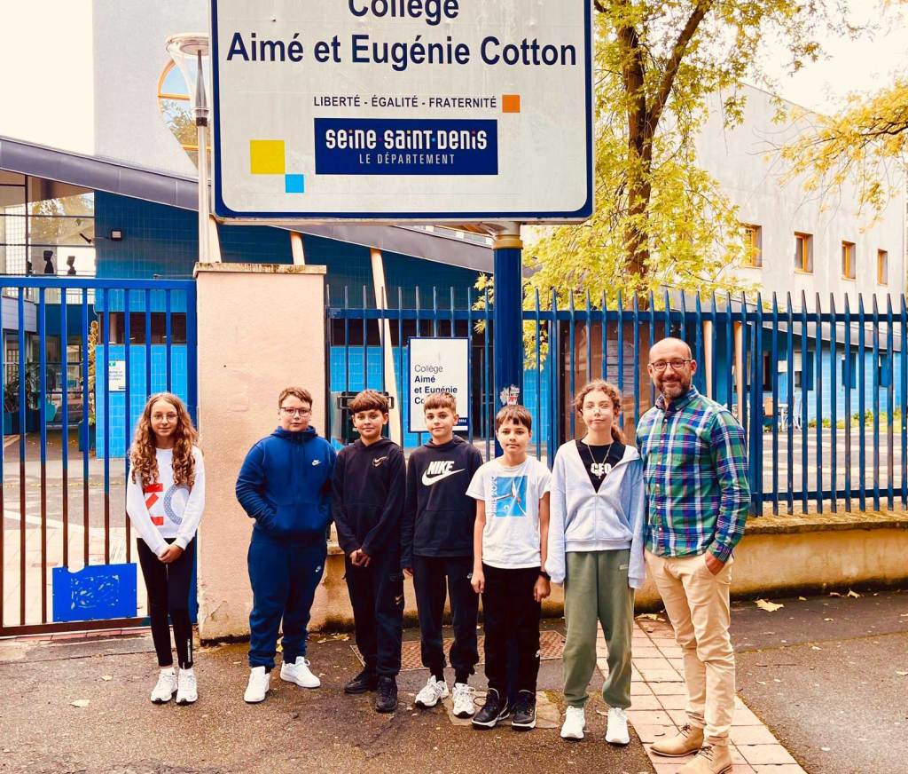 Profesorul Alexandru Mardale, alături de elevii înscriși la cursul de limbă română de la Collège Aimé et Eugenie Cotton, din localitatea Blanc-Mesnil, Franța. FOTO: Arhiva personală