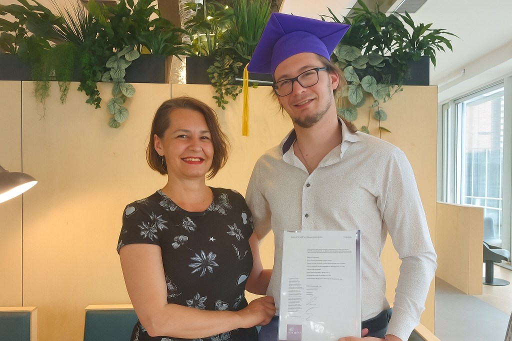 Angelica, alături de fiul ei, Vlad, absolvent al unei facultăți din Olanda. „Cred că un copil care pleacă la studii în străinătate are mai întâi nevoie de încrederea părinților lui – acea liniște care vine din certitudinea că acasă are sprijin, nu presiune. E important să știe că poate greși, că poate învăța din greșeli și că nu trebuie să fie perfect ca să fie iubit”. FOTO: arhiva personală