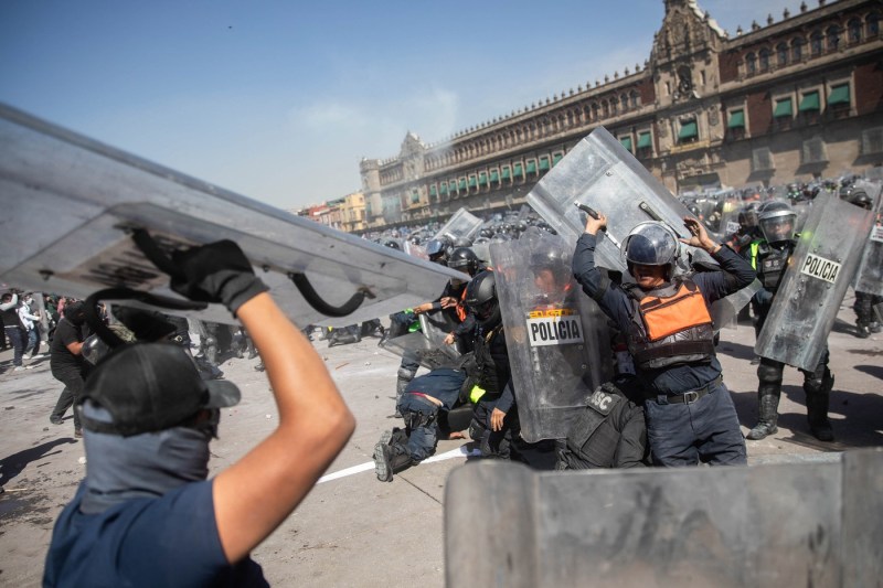 Revolta „Gen Z”. Violențe între protestari și polițiști, marșuri împotriva criminalității și corupției, clădiri guvernamentale atacate, în Mexic