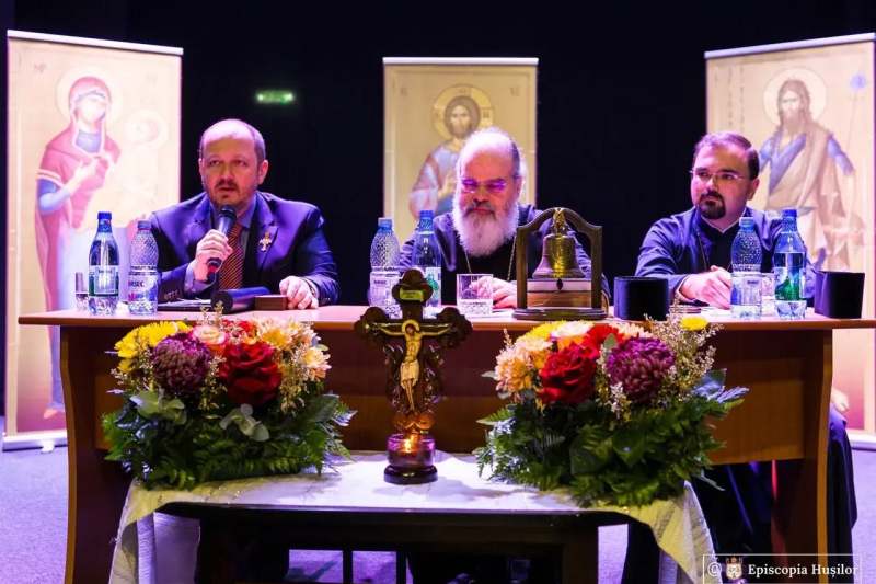 Scandal la o reuniune bisericească de la Huși. Un preot a fost scos în cătușe după ce a vociferat împotriva lui Adrian Papahagi: „L-ai denigrat pe dl. Georgescu” / „Un provocator georgist care nu s-a jenat de ierarhul care l-a hirotonit”