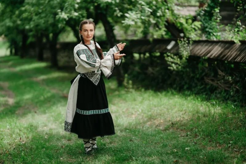 Cântăreață de muzică populară cere unui post TV ca o cunoscută melodie a ei să nu mai fie obiect al luptei „georgiști” – ”anti georgiști”