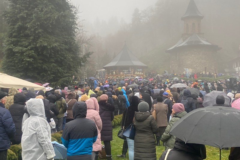 Mai mulţi pelerini care au fost la canonizarea lui Arsenie Boca au solicitat ajutor medical. Două persoane, transportate la spital