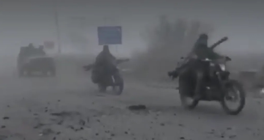 VIDEO Forțele ruse au năvălit în stil „Mad Max” în Pokrovsk. Imagini cu scena desprinsă din celebrul film post-apocalitic