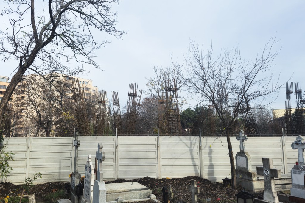 Crucile de lângă zidul șantierului de lângă Cimitirul Bellu. Foto: HotNews/Nicolae Cotruț