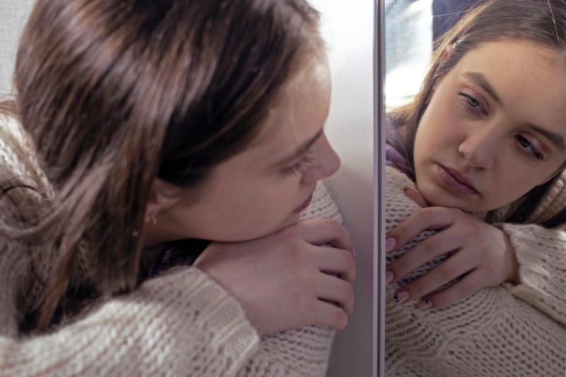 „Ți s-au lăsat sânii! Ai rămas cu burtică” – cum devin femeile „carne de tun” pentru industria de înfrumusețare