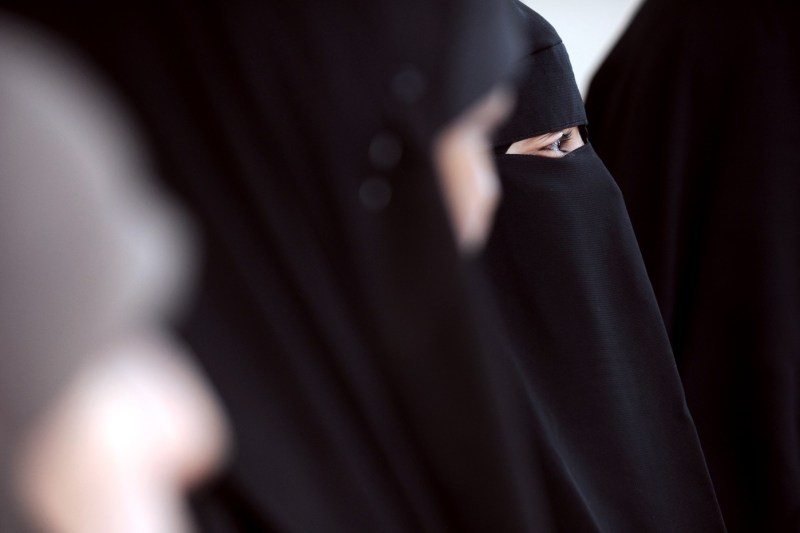 Trei femei arestate sub acuzația că plănuiau un atentat la Paris. Suspectele, cu vârste între 18 şi 21 de ani, au profiluri surprinzătoare