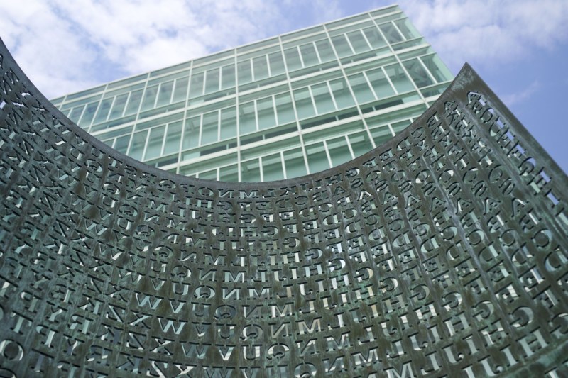 Creatorul cifrului enigmatic pe care nici CIA nu a reușit să îl spargă a scos la vânzare textele ce oferă soluția