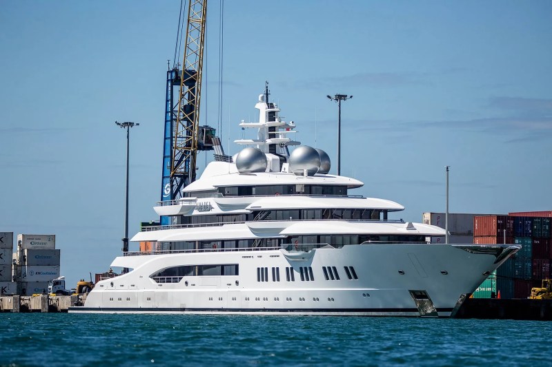 Superiahtul confiscat de la un oligarh rus a ajuns la un miliardar din Dubai, apropiat de Trump. SUA abia așteptau să scape de el