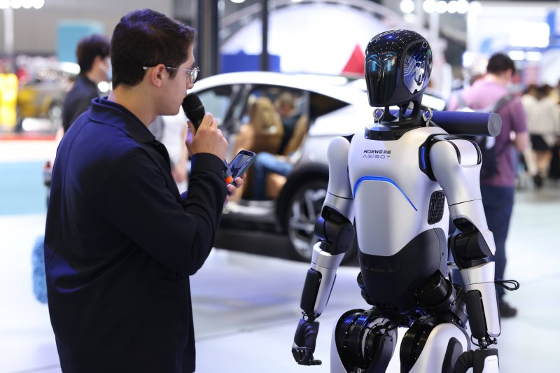 VIDEO Un robot fabricat în China a stabilit un record mondial la mersul pe jos și a intrat în Guinness World Records