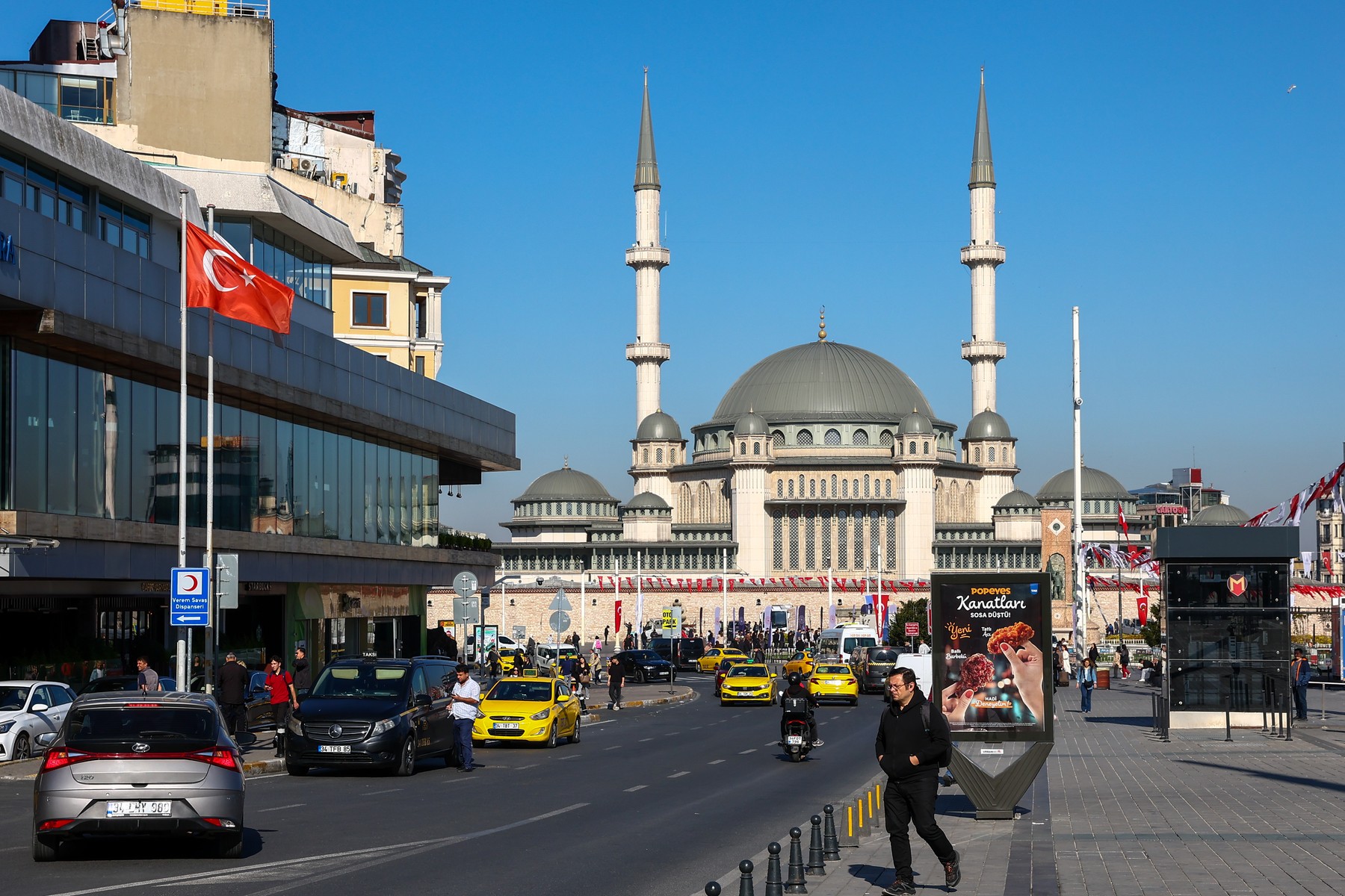 Doi români au fost răniți în piața Taksim din Istanbul, într